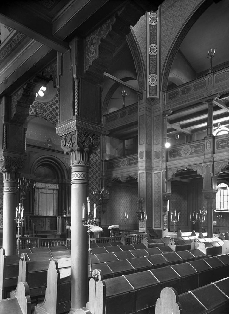 Dresden,_alte_Synagoge_innen_-_1898_Version_1